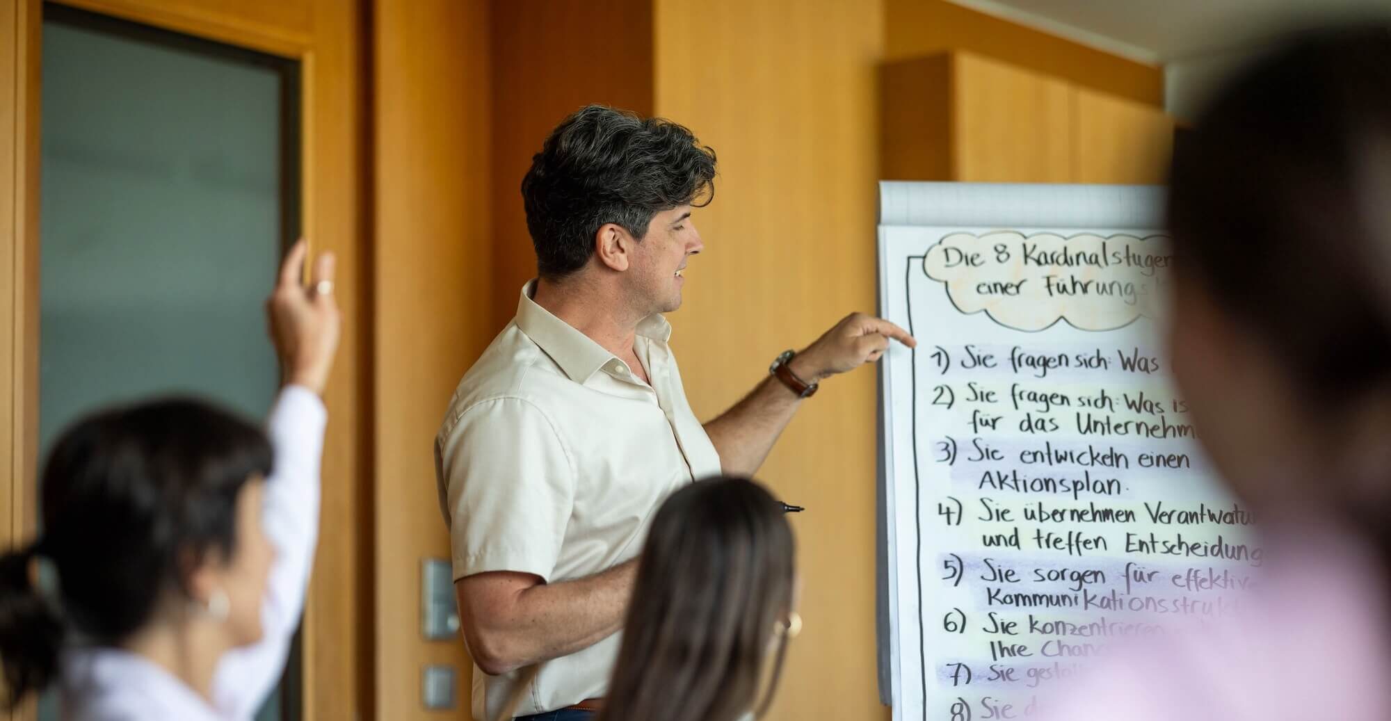 Trainer Ted an Flipchart in Workshopsituation