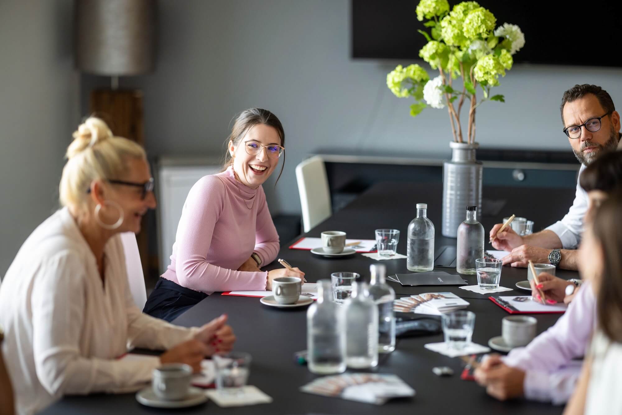 Menschen am Tisch in Teamsituation