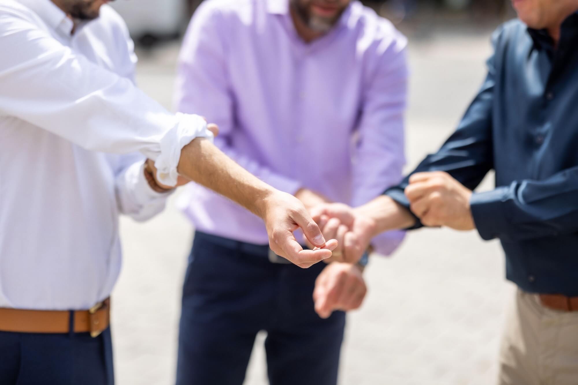 Drei Männer krempeln die Ärmel hoch