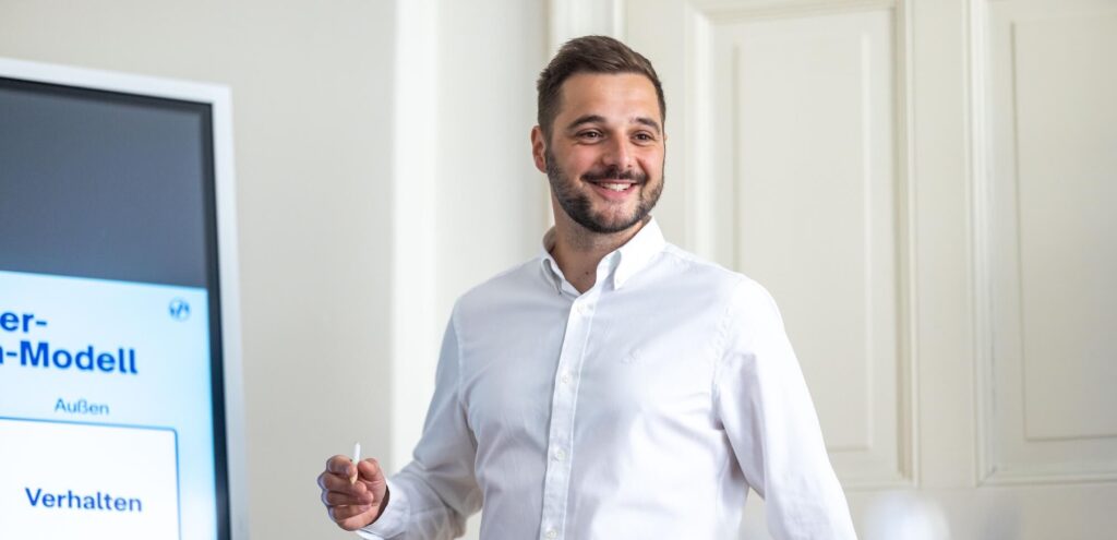 Berater Paul am digitalen Whiteboard zum Thema Strategie- und Organisationsberatung
