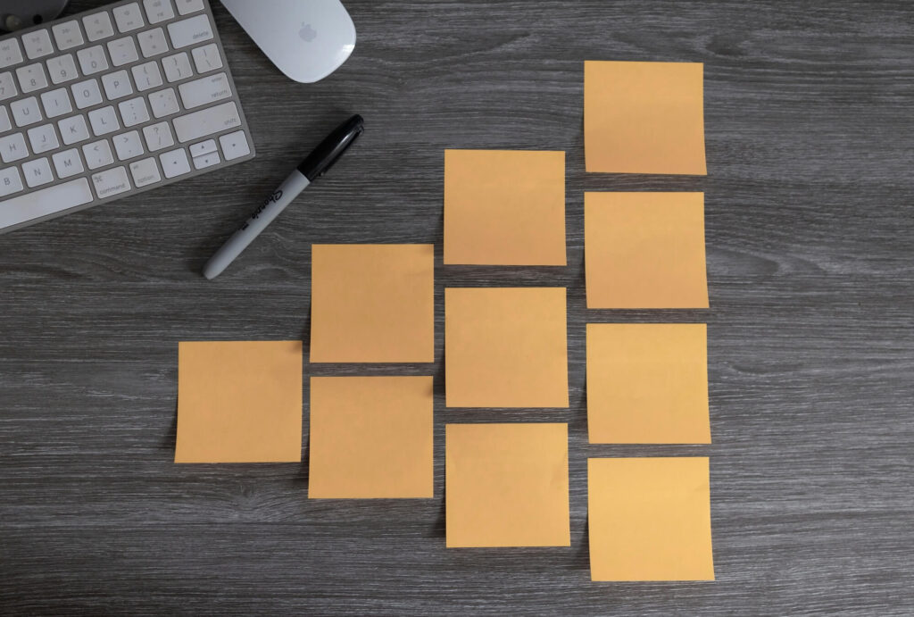 Mehrere orangene Postits