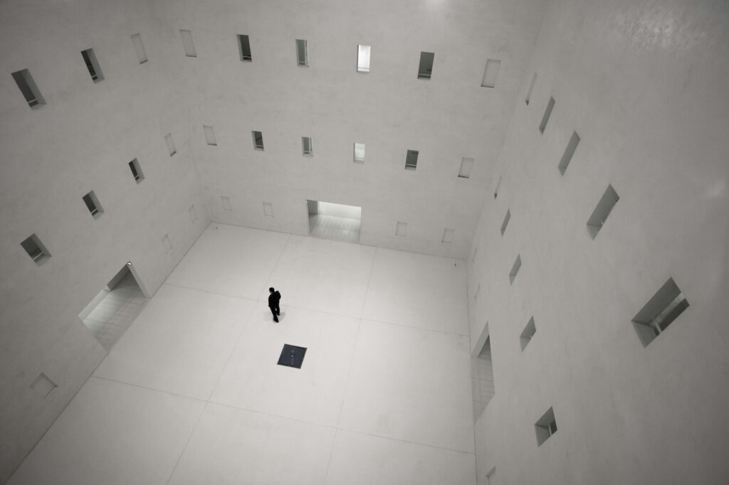 Weißer Innenraum mit vielen Fenstern