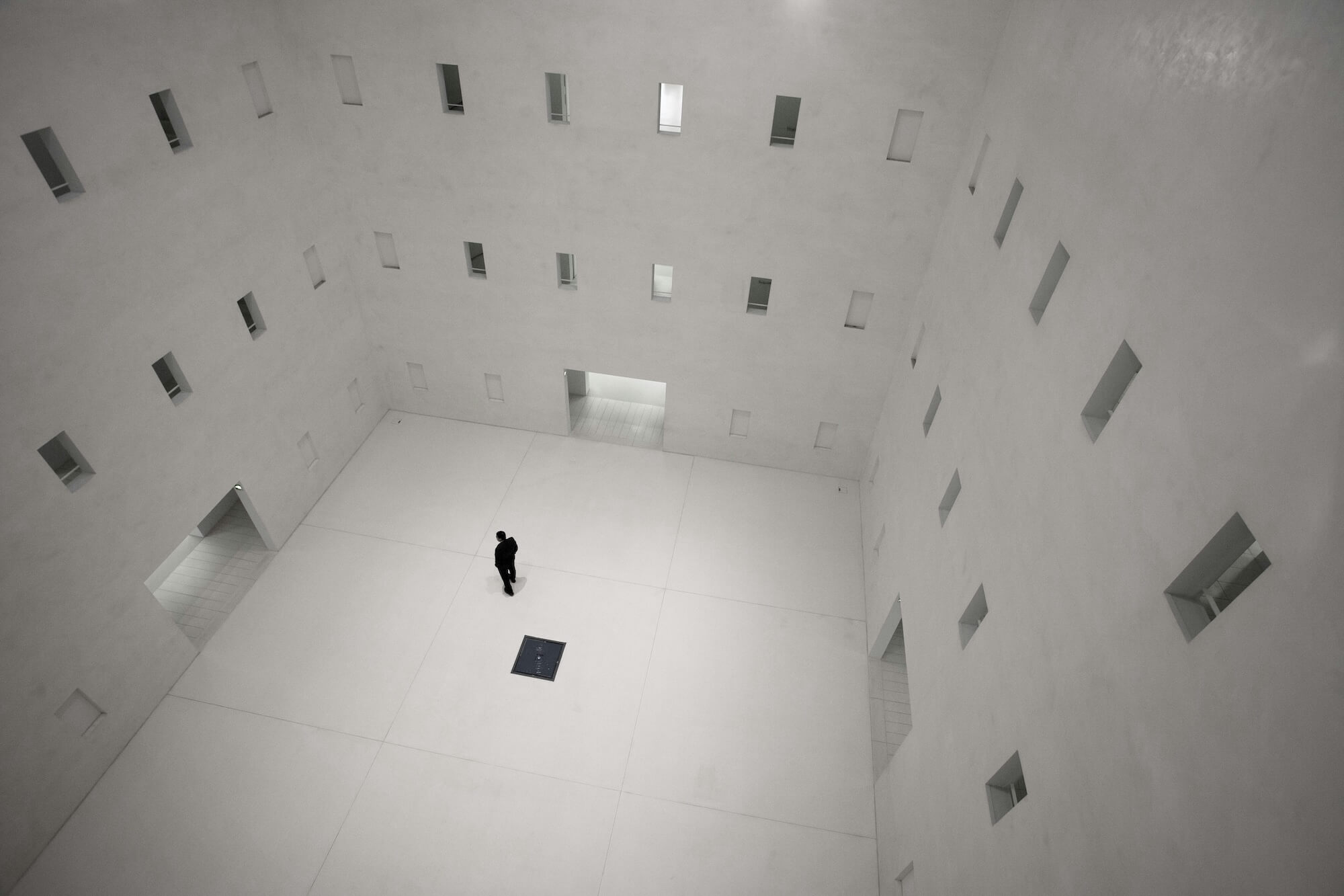 Weißer Innenraum mit vielen Fenstern