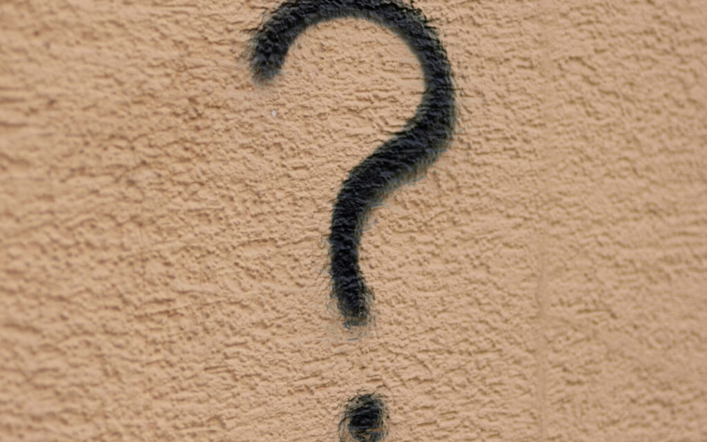 Fragezeichen auf Wand