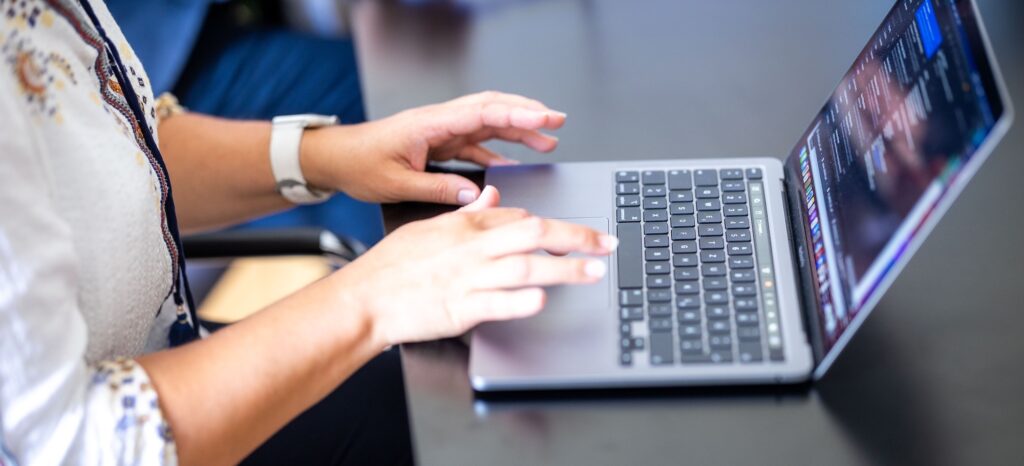 Schreibende Hände am Laptop