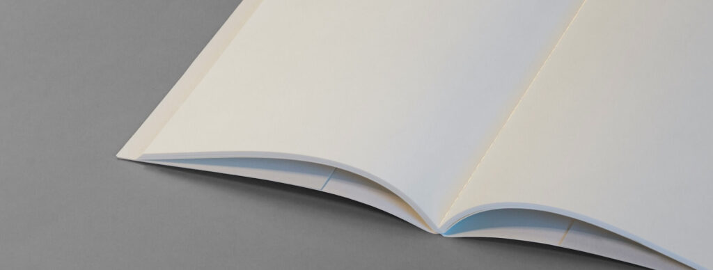 Aufgeschlagenes Buch, blanko