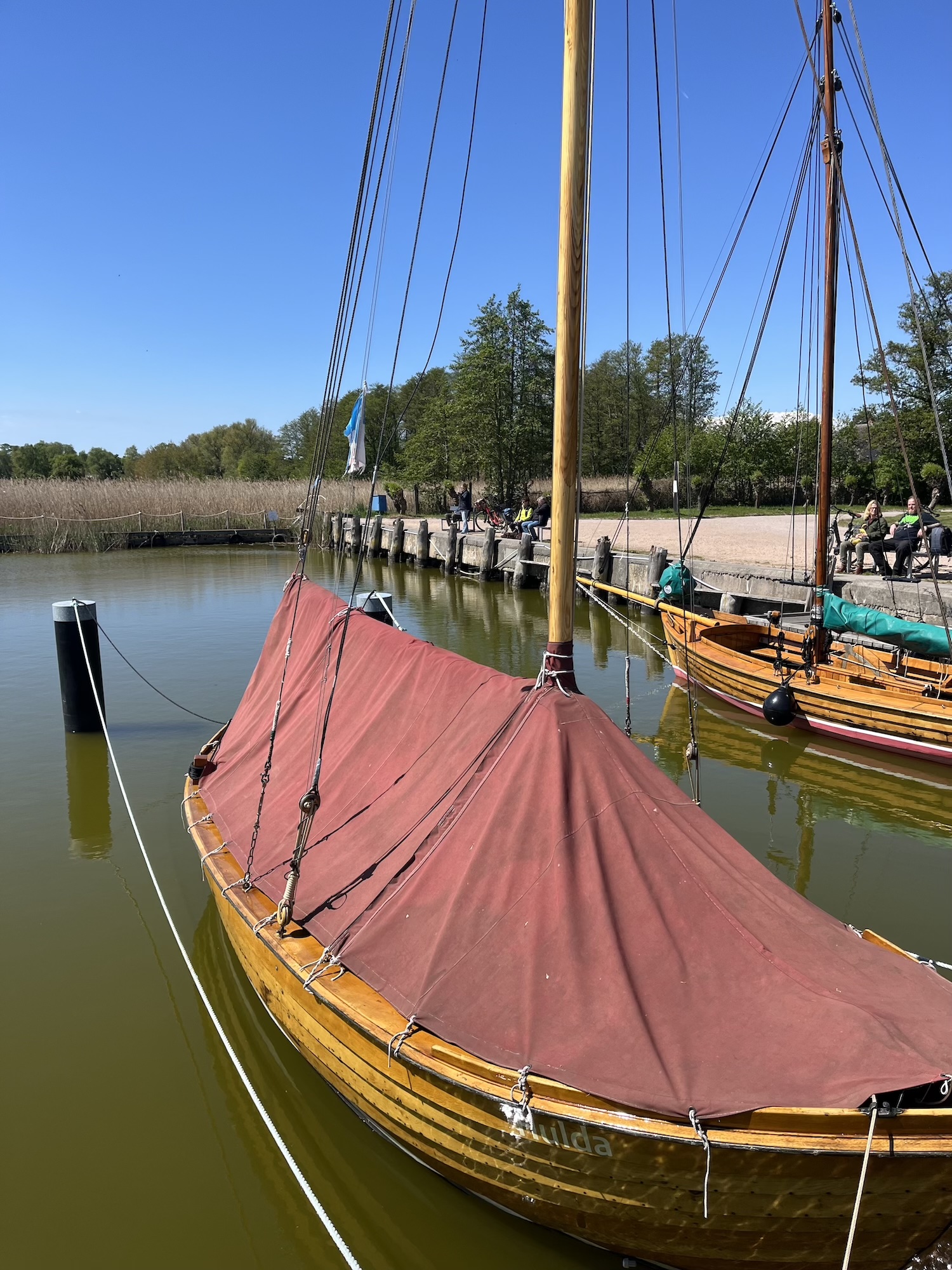 Schiff mit rotem Segel