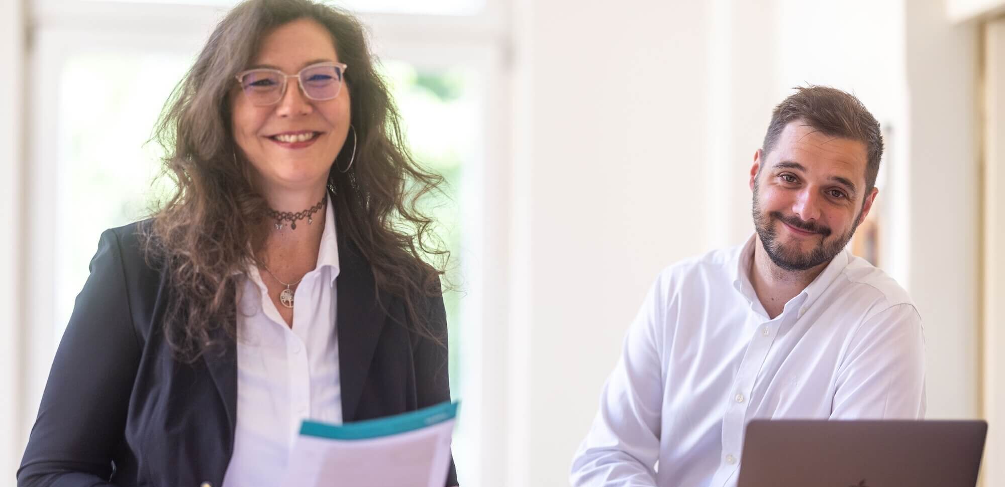 Zwei Kolleg*innen bei der Arbeit