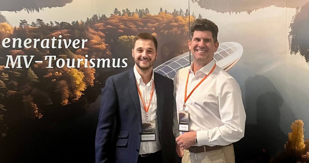 Paul & Ted vor einem Banner Tourismustag MV