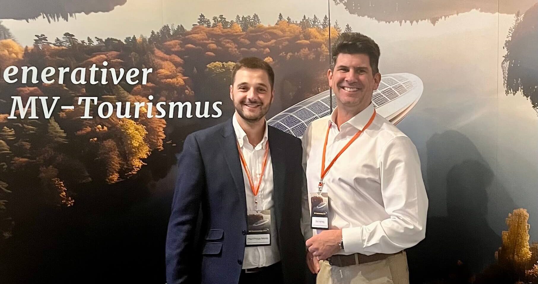 Paul & Ted vor einem Banner Tourismustag MV